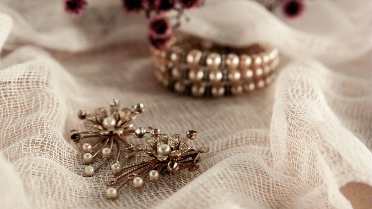 How have statement jewelleries emerged as a fashion trend?